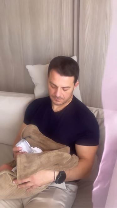 Γιώργος Αγγελόπουλος: Ταΐζει  την νεογέννητη κόρη του και λιώνει