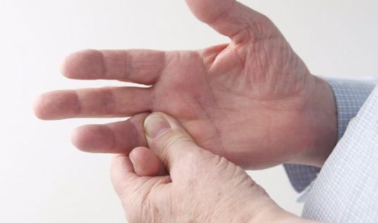 Εκτινασσόμενος δάκτυλος: 10 αλήθειες για μια από τις συχνότερες νόσους των χεριών