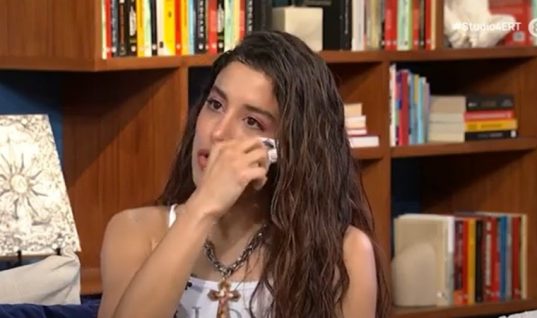 Μαρίνα Σάττι: Ξέσπασε σε κλάματα όταν έκανε έμμεση αναφορά στον πάτερα της