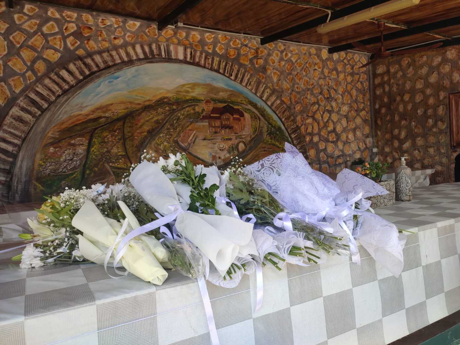 Σπαρακτικές σκηνές στην κηδεία της 28χρονης Κυριακής που δολοφονήθηκε έξω από το ΑΤ Αγίων Αναργύρων