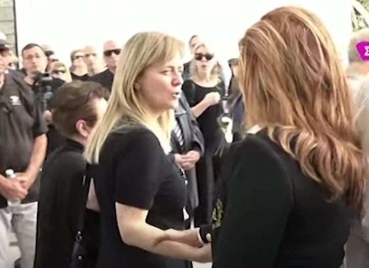 «Έσπασε» η Μιμή Ντενίση στην κηδεία του Γιάννη Φέρτη (εικόνες & βίντεο)