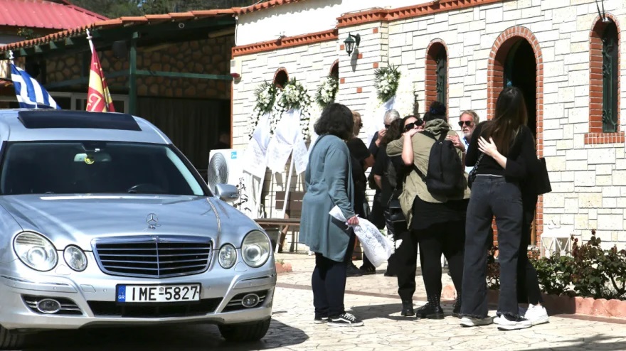 Σπαρακτικές σκηνές στην κηδεία της 28χρονης Κυριακής που δολοφονήθηκε έξω από το ΑΤ Αγίων Αναργύρων